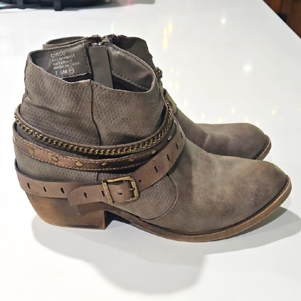 Circo Brown Ankle Booties with Decorative Stitching Sz 7.5m